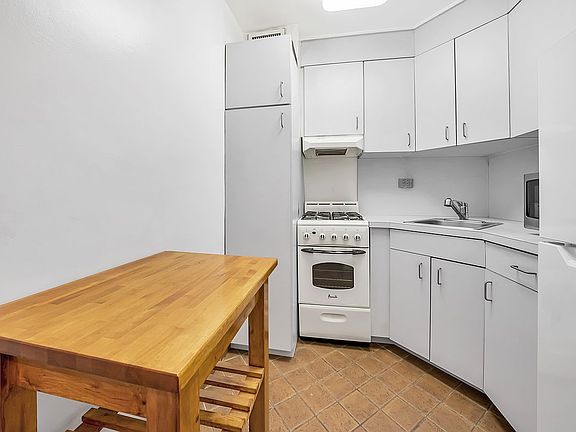 5th image of 153 E 57th St APT 10G