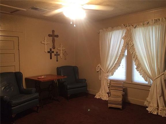 4th image of 905 College St