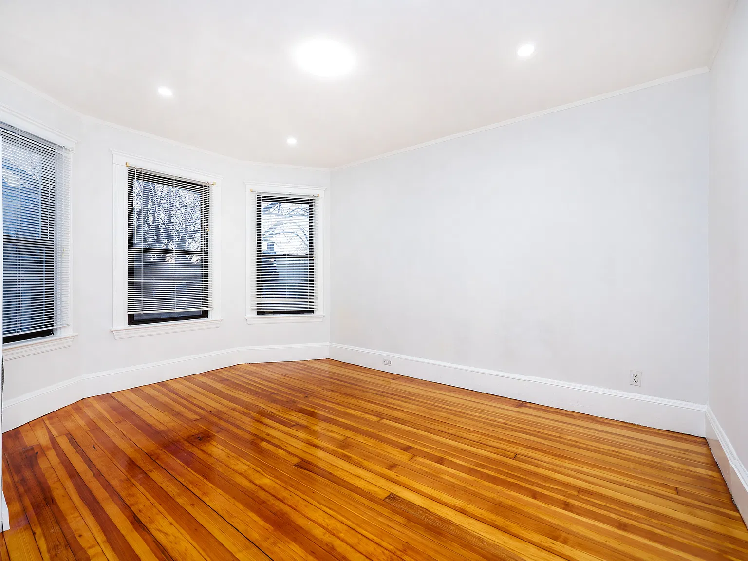 3 bed, 1300 sqft, $4,400 — Photo 2