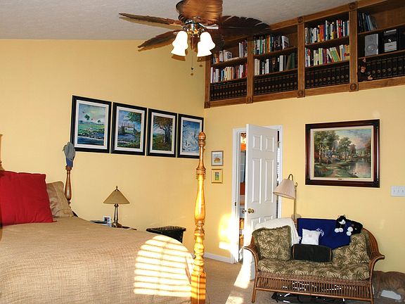 MBR/built in bookshelf