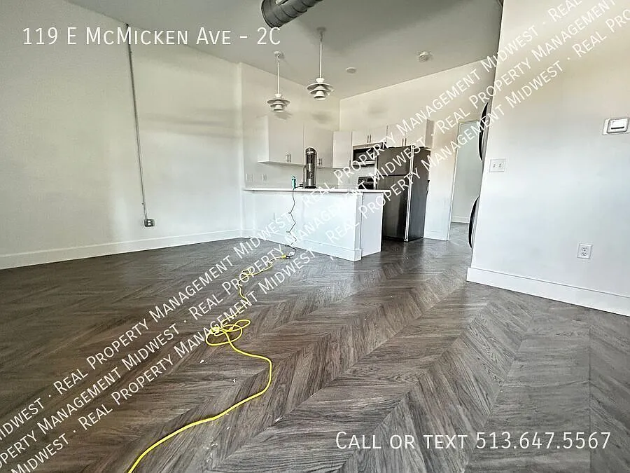 Building Photo - 119 E McMicken Ave #2C