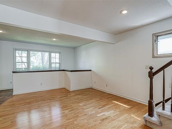 3rd image of 5434 Linden St