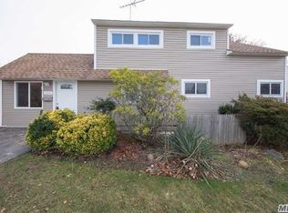 109 Brittle Ln, Hicksville, NY 11801
