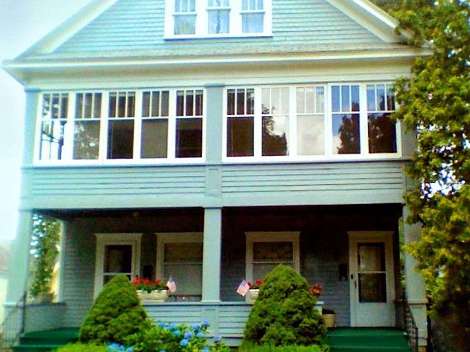 Spacious 2 BR w/ Washer & Dryer!