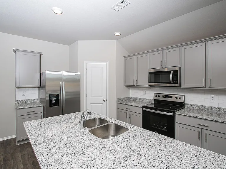 606 Comanche Dr — Photo 5