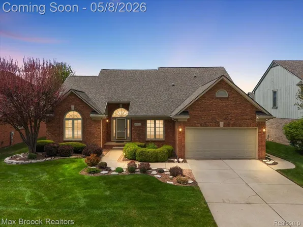 46597 Covington Dr, Macomb, MI 48044