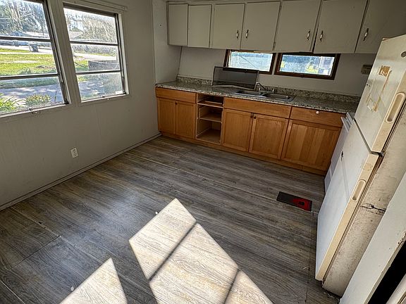 4th image of 2319 Yeats St