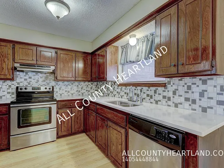 841 N Robinson Ave — Photo 8