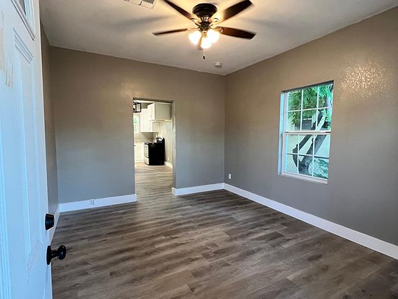 4th image of 3241 Greenwood Dr