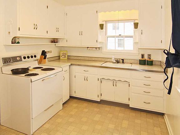 5th image of 2205 E 70th St