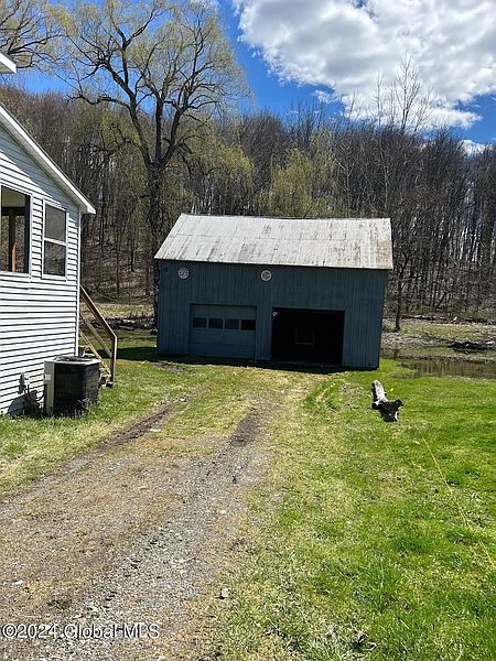 4th image of 33 Barber Avenue