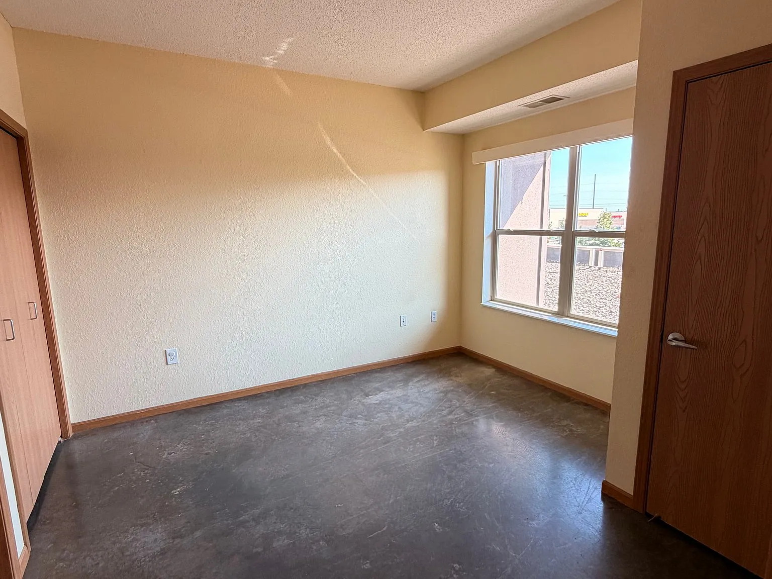 1BR + Den in quite, convenient, and secure condo building — Photo 4