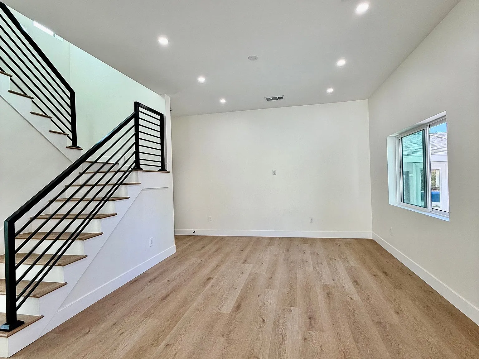 Brand-New Luxury 2-Bedroom, 3-Bath ADU in Woodland Hills Solar, Private Outdoor Space & Beautiful Vi — Photo 2