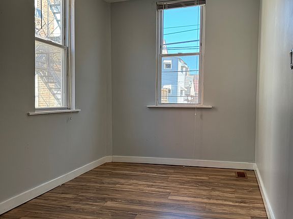 4th image of 2037 W 19th St #Ch