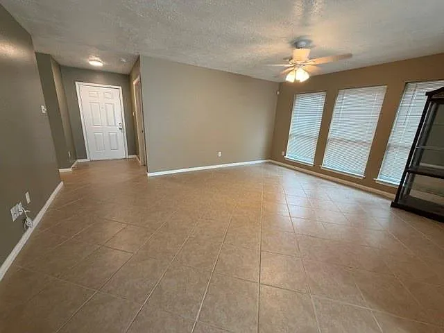 3 bed, 2.0 bath, 1265 sqft, $1,650 — Photo 4