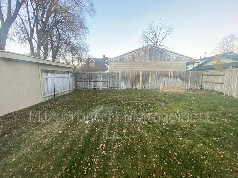 1817 E Vine St — Photo 21