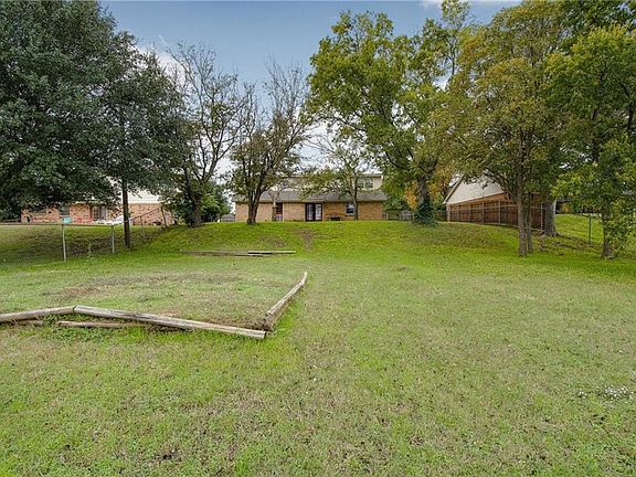 3rd image of 2304 Woodlawn Dr