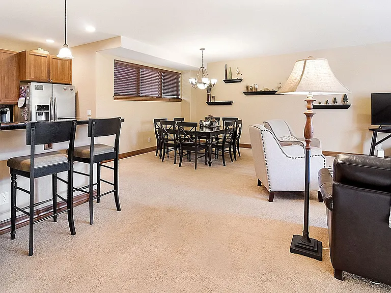 44 Linden Ln — Photo 3