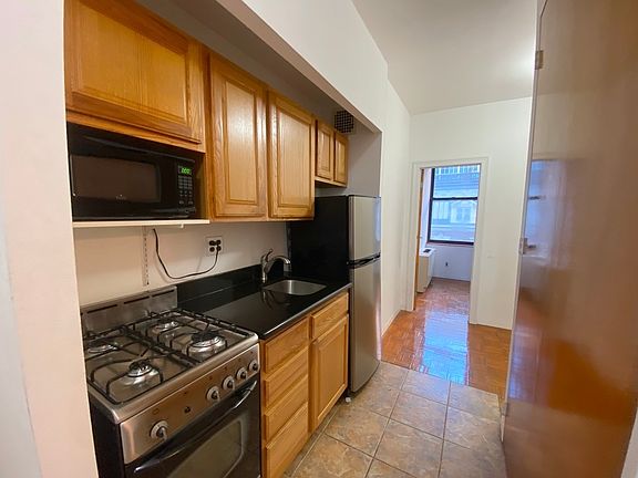 5th image of 304 W 92nd St #4S