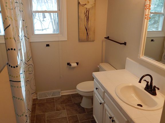 Upstairs Bath w/ New Linoleu