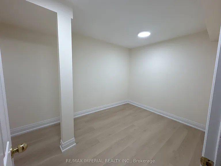 70 Maffey Cres — Photo 16