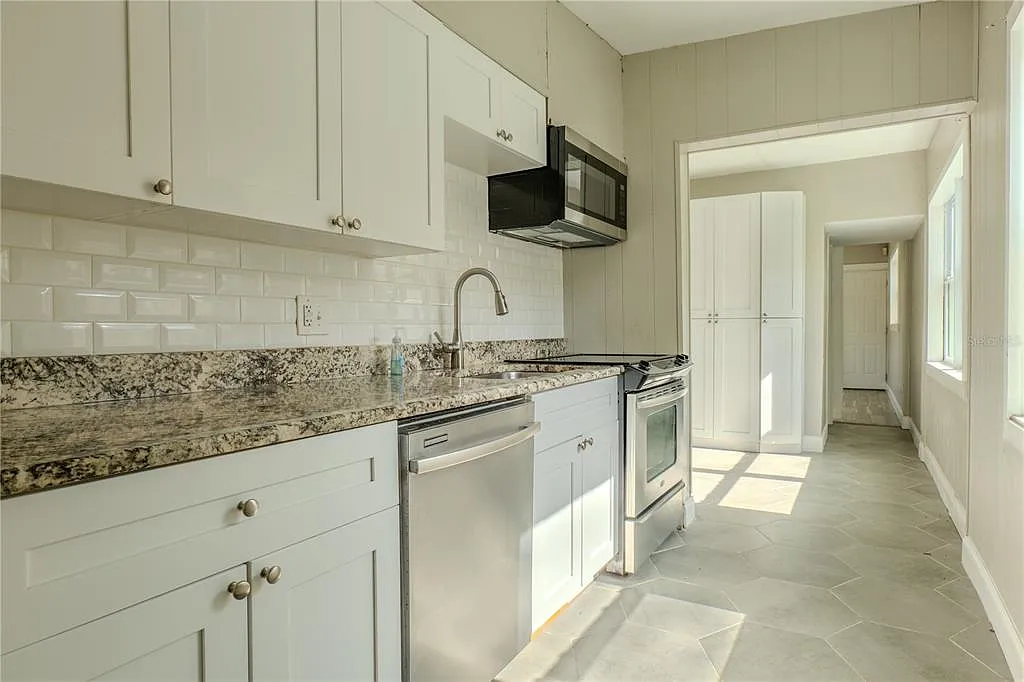 3 bed, 1.0 bath, 1092 sqft, $2,200 — Photo 4