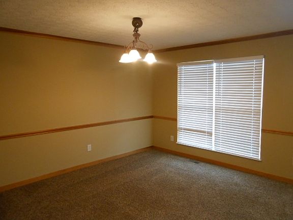 4th image of 135 Fox Glen Dr W