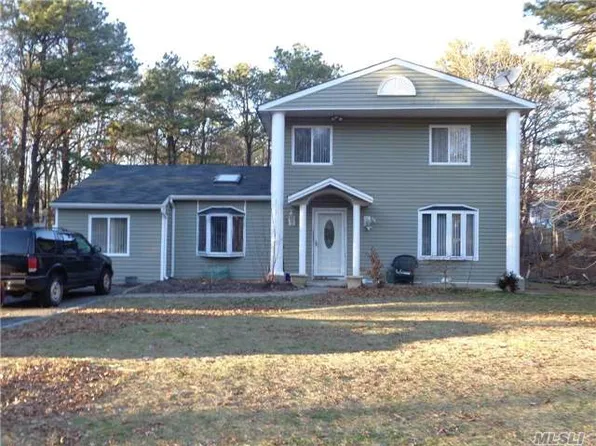 11 Grace Ln, Coram, NY 11727
