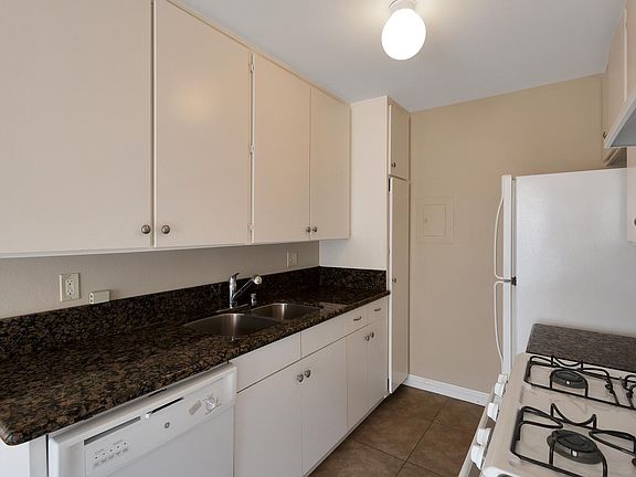 3rd image of 820 Pier Ave #7