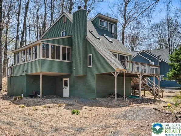 231 Barberry Ln, Pocono Lake, PA 18347