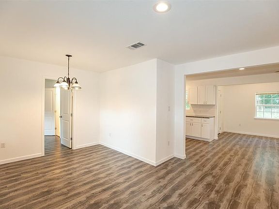 5th image of 1004 Sunset Dr