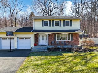 4 Homelawn Ct, Chestnut Ridge, NY 10977