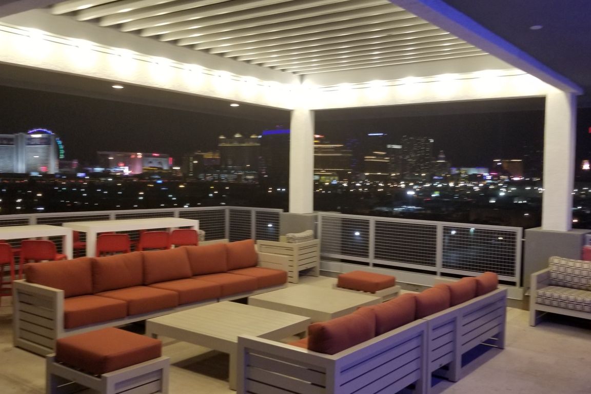 Roof Top Sky-Lounge