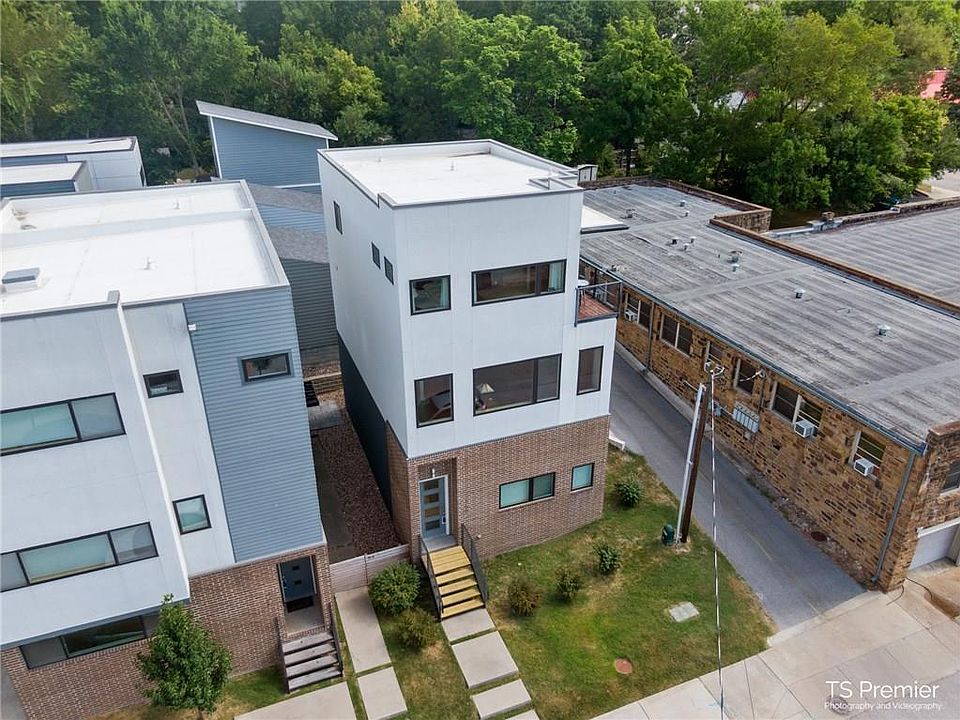 1st image of 450 W Prairie St