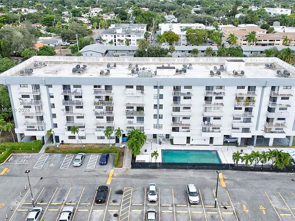 3rd image of 920 NE 169th St APT 517