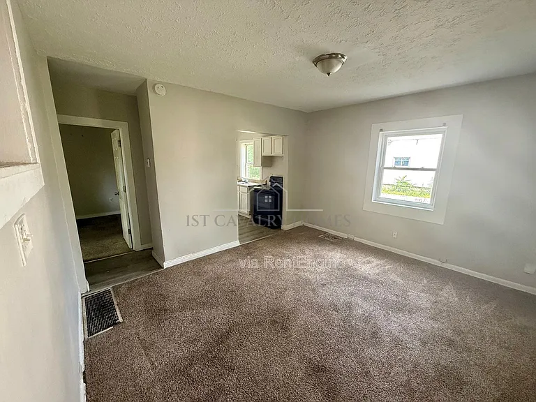 289 Sumner Ct — Photo 2