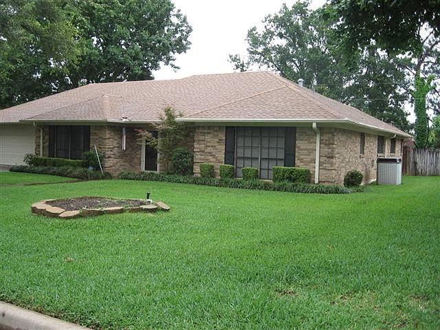 1st image of 702 Carriage Dr