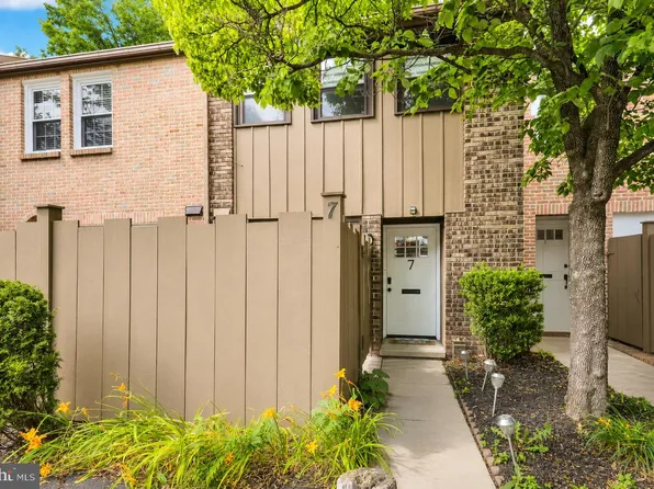 7 Club Ln, Reading, PA 19607