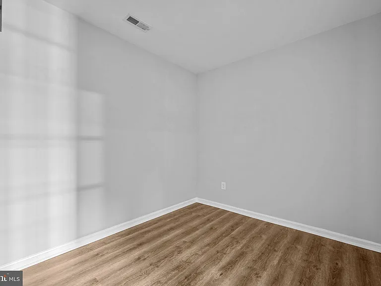 2035 S Glebe Rd — Photo 34