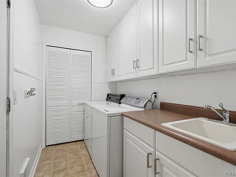 1880 Welling Dr — Photo 16