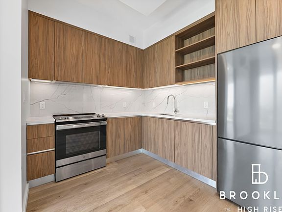 4th image of 50 E 10th St #811