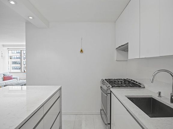 4th image of 315 W 70th St APT 17A