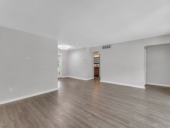 5th image of 6674 Newbury Ln