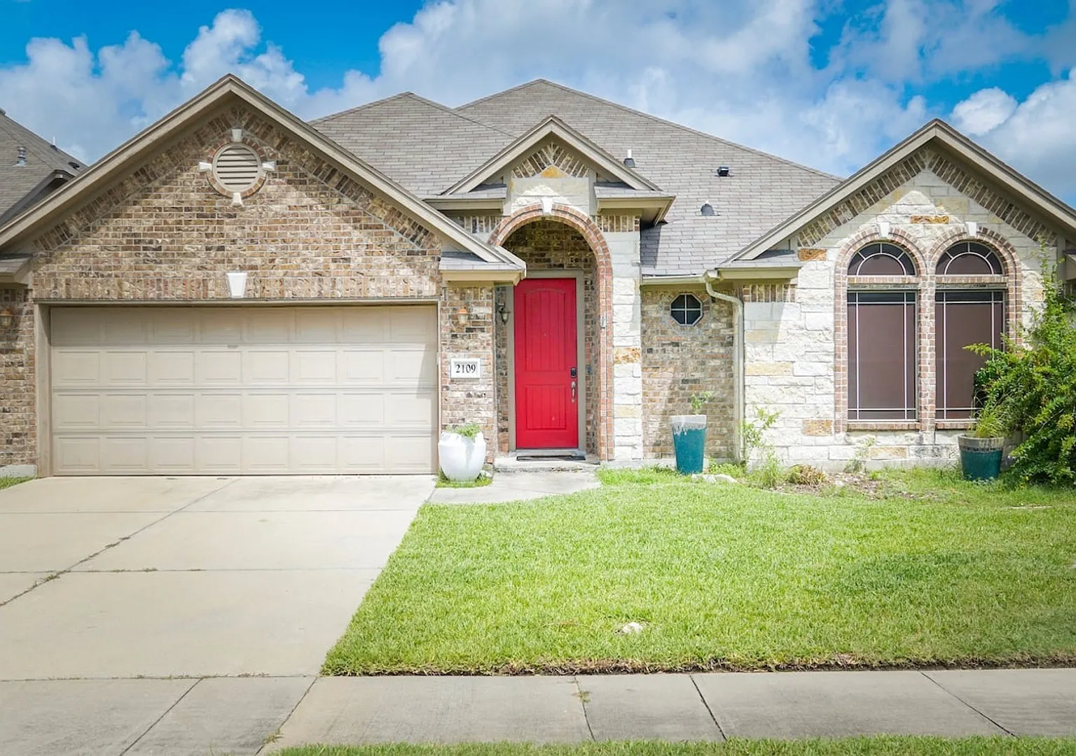4 bed, 2.5 bath, 2379 sqft, $4,500 — Photo 1
