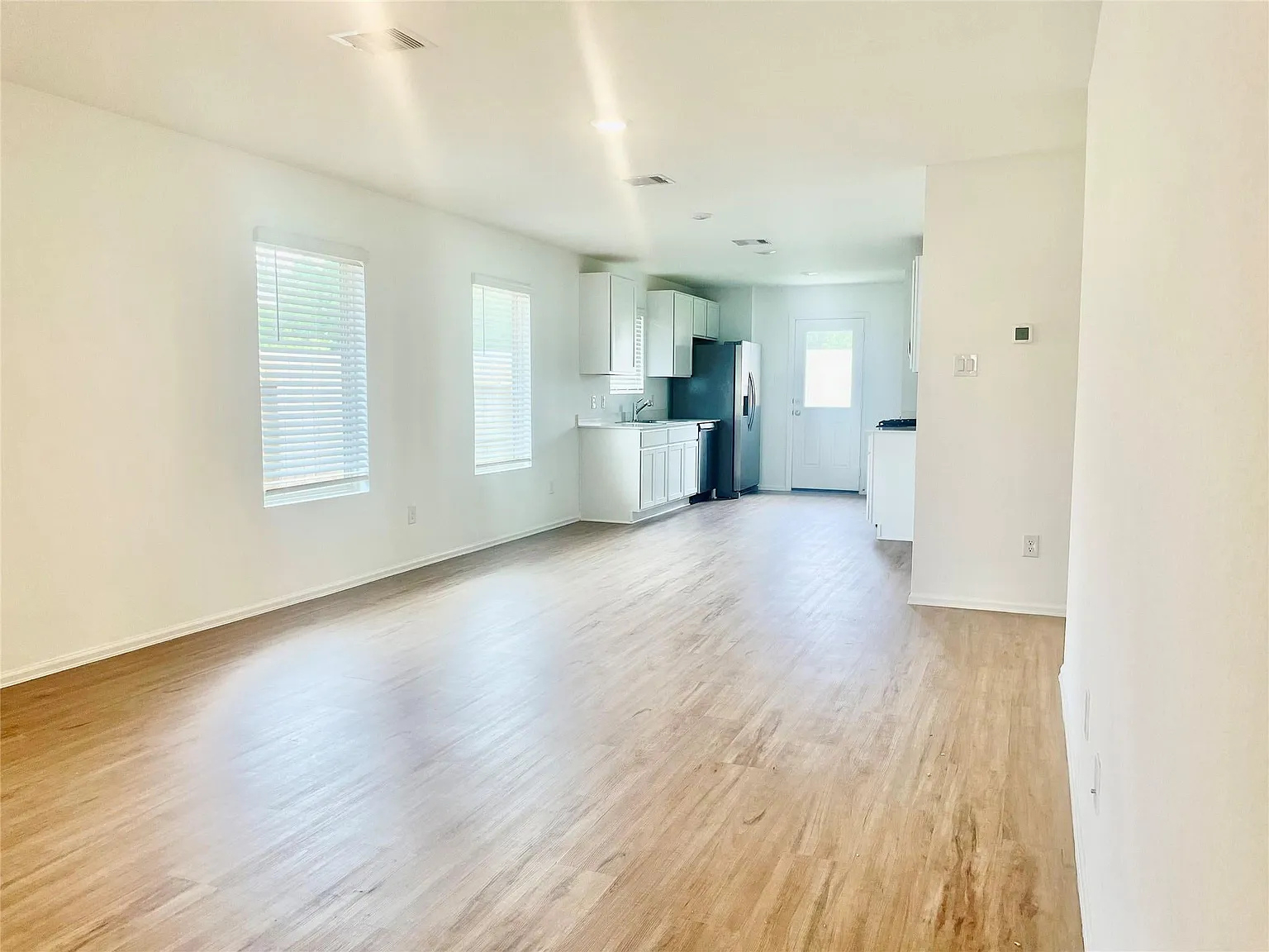 3 bed, 1248 sqft, $2,000 — Photo 4