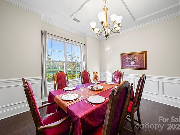 4th image of 1314 Oleander Ln
