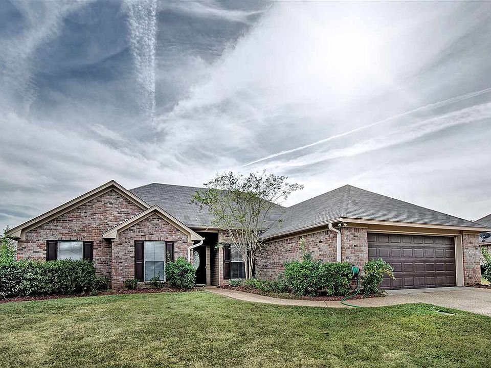1st image of 813 Clubhouse Dr