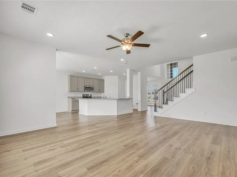1386 Kingsgate Dr — Photo 3