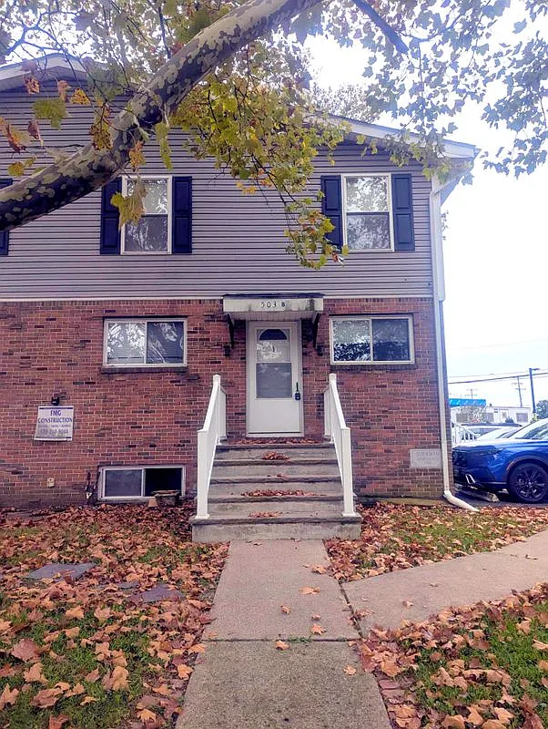 3 bed, 1.0 bath, 1300 sqft, $1,800 — Photo 1