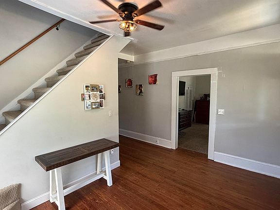 3rd image of 910 Laurel Ave